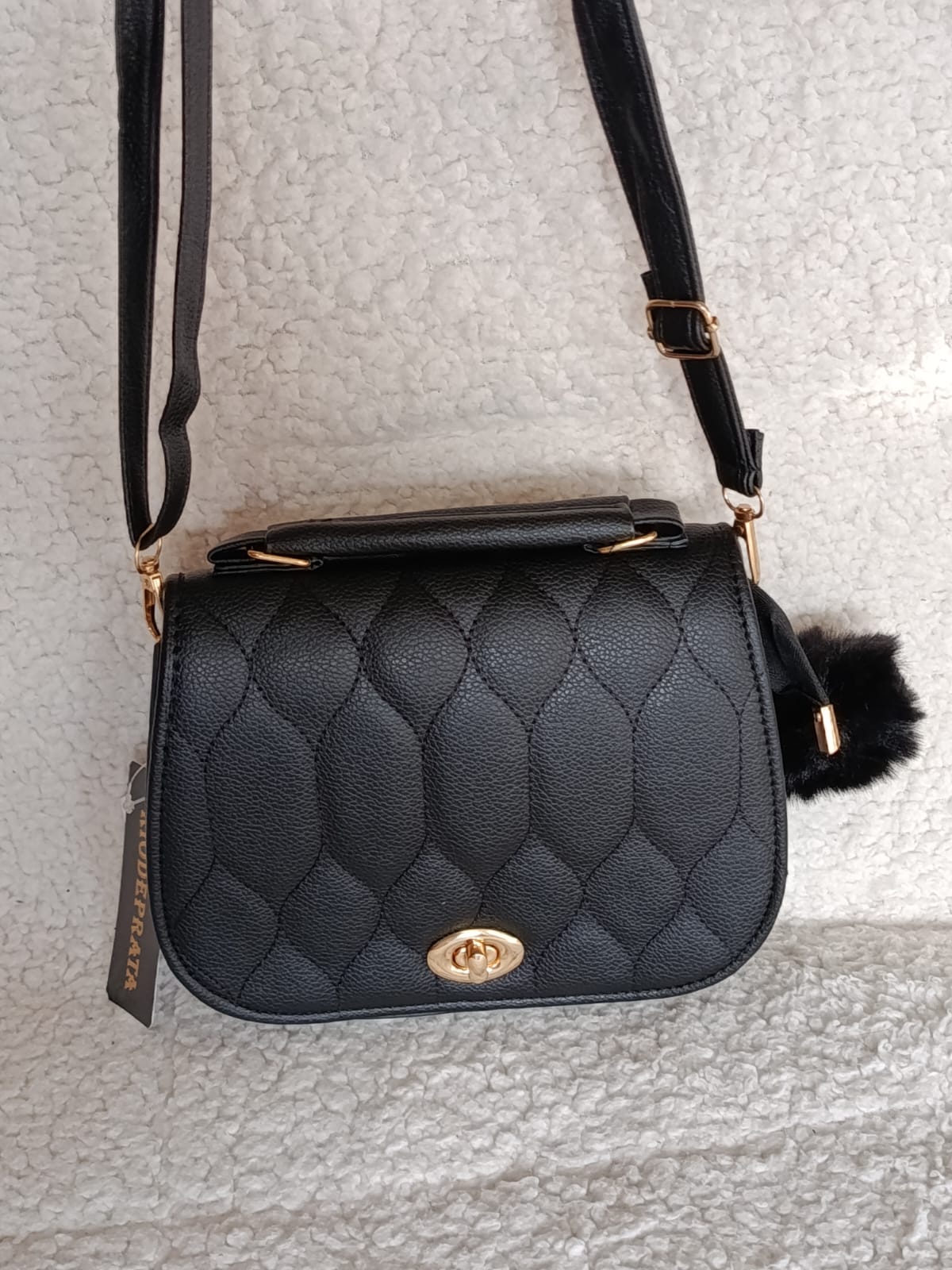 Bolsa Feminina Transversal Preta Matelassê com Alça Dupla e Detalhes Dourados